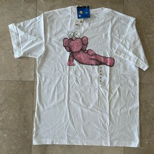 Uniqlo Kaws White Short Sleeve T-Shirt Size M